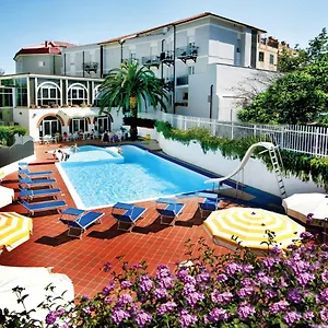 3* Hotel Riviera 3 Stelle Con Piscina Estiva Gratuita E Garage A Pagamento